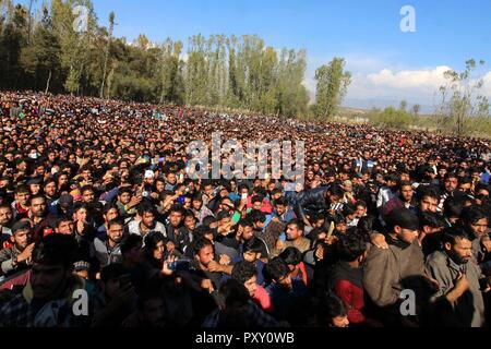 Anantnag, Indien. 24 Okt, 2018. Tausende von Trauernden nahmen an der letzten Riten der Gelehrte drehte Hizb Rebel Dr Sabzar Ah Sofi an seinem Heimatdorf Sangam Anantnag. Credit: Muneeb ul-Islam/Pacific Press/Alamy leben Nachrichten Stockfoto