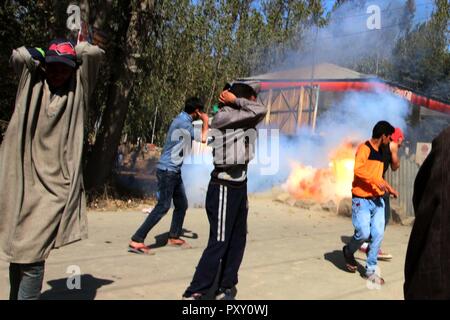 Anantnag, Indien. 24 Okt, 2018. Zu schweren Auseinandersetzungen zwischen Jugendlichen und Sicherheitskräften im Sangam gegen Tötung von PHD rebel Dr Subzar Ahmad, die während der Begegnung an Nowgam Srinagar getötet wurde, zu protestieren. Credit: Muneeb ul-Islam/Pacific Press/Alamy leben Nachrichten Stockfoto