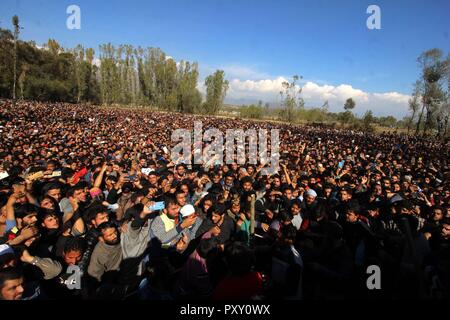 Anantnag, Indien. 24 Okt, 2018. Tausende von Trauernden nahmen an der letzten Riten der Gelehrte drehte Hizb Rebel Dr Sabzar Ah Sofi an seinem Heimatdorf Sangam Anantnag. Credit: Muneeb ul-Islam/Pacific Press/Alamy leben Nachrichten Stockfoto