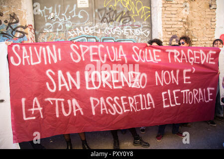 Rom, Italien. 24 Okt, 2018. Menschen und Banner gegen Matteo Salvini Credit: Matteo Nardone/Pacific Press/Alamy leben Nachrichten Stockfoto