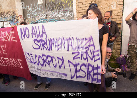 Rom, Italien. 24 Okt, 2018. Menschen und Banner gegen Matteo Salvini Credit: Matteo Nardone/Pacific Press/Alamy leben Nachrichten Stockfoto