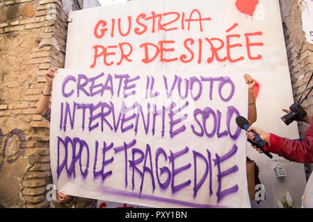 Rom, Italien. 24 Okt, 2018. Menschen und Banner gegen Matteo Salvini Credit: Matteo Nardone/Pacific Press/Alamy leben Nachrichten Stockfoto