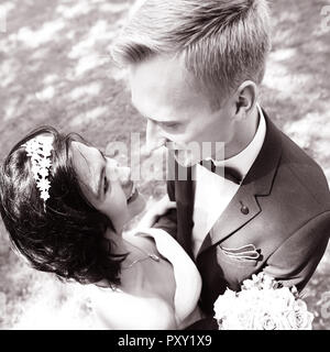 Foto im Retro-stil. glückliche Braut und Bräutigam. Stockfoto