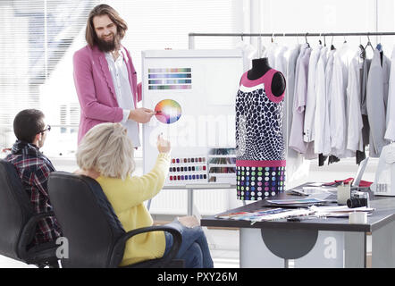 Fashion Designer diskutieren Farbpalette im Studio Stockfoto