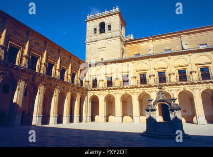 Kreuzgang des Klosters. Ucles, Cuenca Provinz, Castilla La Mancha, Spanien. Stockfoto