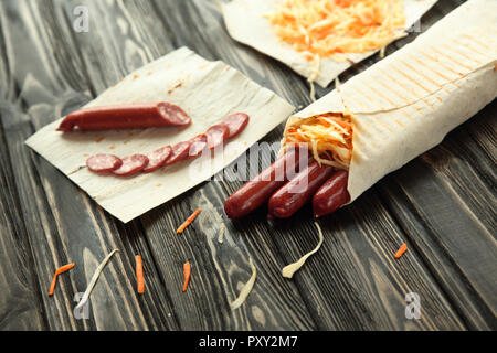 Wurst verpackt in pita Brot. Vorbereitung der Shawarma. Foto wit Stockfoto