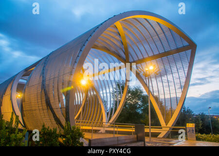 Brücke von Perrault, Nachtansicht. Madrid-Rio Park, Madrid, Spanien. Stockfoto