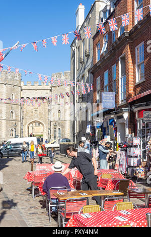 Restaurant im Freien, Church Street, Castle Hill, Windsor, Berkshire, England, Vereinigtes Königreich Stockfoto