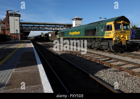 Freightliner Class 66 Diesel Lokomotive durch Hereford Bahnhof im Oktober 2018 Stockfoto