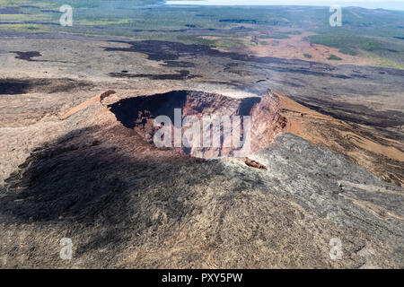 Luftaufnahme von Puu Ooo vulkanischen Kegel auf der grossen Insel von Hawaii. Vulkanisches Gas gesehen werden kann, der aus dem Krater. Stockfoto