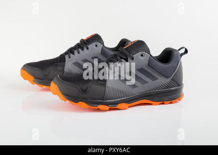 Afife, Portugal - Oktober 24, 2018: adidas Running Schuhe. Adidas, multinationales Unternehmen. Auf weiß isoliert. Produkt Fotos Stockfoto