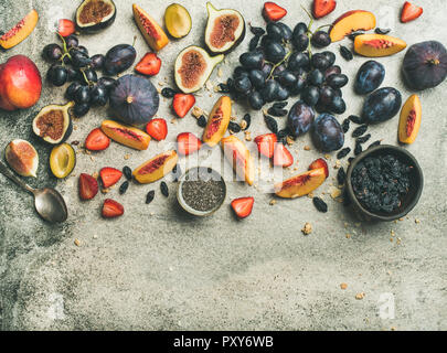 Griechischer Joghurt, frisches Obst und Chia Samen für Frühstück Stockfoto