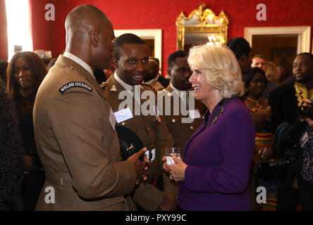 Die Herzogin von Cornwall im Gespräch mit Mitglied der Walisischen Guard bei einem Empfang im St James's Palace, London, vor ihrem Besuch in Gambia, Ghana und Nigeria. Stockfoto