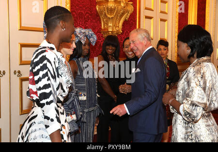 Der Prinz von Wales mit einem Modelle tragen die Designs von Lagos Fashion Week bei einem Empfang im St James's Palace, London, vor seinem Besuch in Gambia, Ghana und Nigeria. Stockfoto