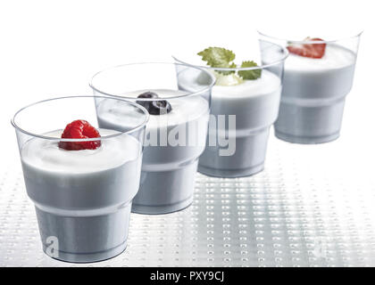 Vier Glaeser Mit Joghurt Und Frischem Obst Stockfoto