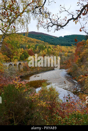 Blick vom Weg zum Soldat Sprung bei Killiecrankie im Herbst Farben, 2018, Perthshire, Schottland Stockfoto