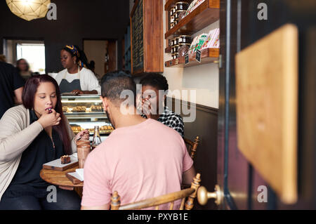Junge Freunde Desserts genießen zusammen Diverse in einem Cafe Stockfoto