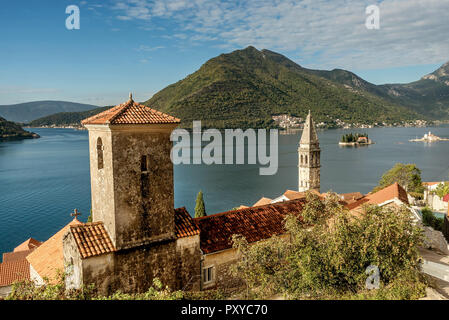 Blick auf die Bucht von Kotor mit zwei kleinen Inseln (Insel Saint George und Insel Unserer Lieben Frau von den Felsen) und Glockenturm der Kirche St. Nikolaus in P Stockfoto