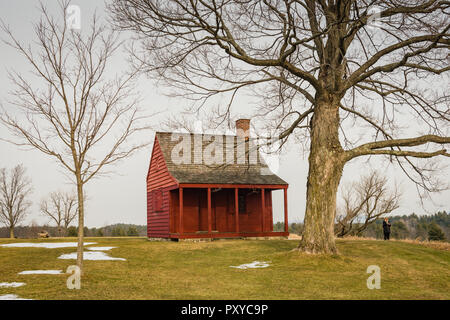 Rotes Holz-Klapptafel-Bauernhaus im Saratoga National Historical Park in Saratoga Springs, New York. Stockfoto