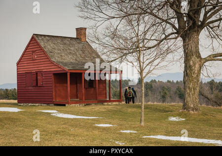 Rotes Holz-Klapptafel-Bauernhaus im Saratoga National Historical Park in Saratoga Springs, New York. Stockfoto