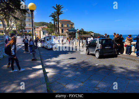 Sorrento ist eine kleine Stadt in Kampanien, Italien, ist es ein beliebtes Touristenziel. Ein kleiner Zug bringt Menschen durch die engen Gassen Sightseeing Stockfoto