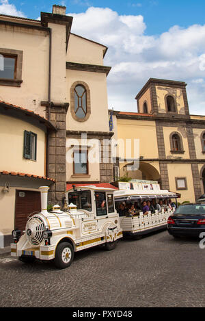 Sorrento ist eine kleine Stadt in Kampanien, Italien, ist es ein beliebtes Touristenziel. Ein kleiner Zug bringt Menschen durch die engen Gassen Sightseeing Stockfoto