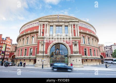 Ein schwarzes Londoner Taxi fuhr an der Royal Albert Hall London, England vorbei Stockfoto