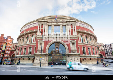 Ein weißes Londoner Taxi bewegt sich an der Royal Albert Hall London, England vorbei Stockfoto