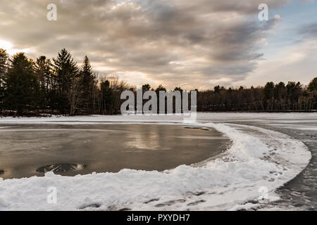 Gefrorene Eis tops Snyders See in Upstate New York. Stockfoto