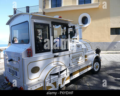 Sorrento ist eine kleine Stadt in Kampanien, Italien, ist es ein beliebtes Touristenziel. Ein kleiner Zug bringt Menschen durch die engen Gassen Sightseeing Stockfoto