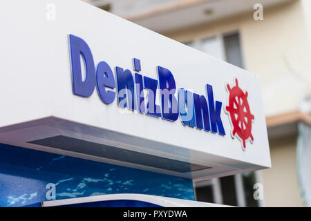 ALANYA/TÜRKEI - September 29, 2018: Geldautomaten von DenizBank steht in der Nähe eine Straße in Alanya Stockfoto