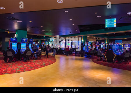 Innere Aufnahme der Spieltische und Gehweg im Yellow Brick Road Casino entwickelt, "Der Zauberer von Oz' Film in Chittenango, New York feiern. Stockfoto