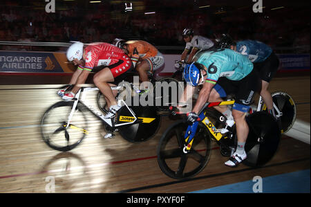 Francois Pervis (links) auf dem Weg zum Sieg im Keirin-Finale am zweiten Tag der Sechstageserie im Lee Valley Velopark, London. DRÜCKEN SIE VERBANDSFOTO. Bilddatum: Mittwoch, 24. Oktober 2018. Bildnachweis sollte lauten: Steven Paston/PA Wire. Stockfoto