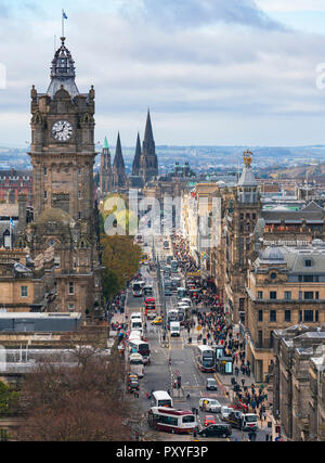 Tagsüber Blick entlang der Princes Street in Edinburgh, der wichtigsten Einkaufsstraße der Stadt, Schottland, Großbritannien. Stockfoto