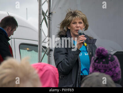 Ruth Langsford beginnt das Epsom Speicher mit Hilfe der Alzheimer Gesellschaft im Epsom Downs Racecourse Spaziergang auf einem nassen und windigen Tag. Ruth, dessen Vater starb im Jahr 2012 an der Krankheit, sagte: "Dies ist eine Ursache nah an meinem Herzen, weil ich meinen Vater Alzheimer verloren und ich weiß, wie verheerend die Bedingung ist für diejenigen bestimmt und ihre Familien. Ich bin zu Fuß in liebevoller Erinnerung an meinen Papa, den ich jeden Tag vermissen." Sie fügte hinzu: "Ich bin so glücklich in der epsom Speicher zu nehmen Zu Fuß für Alzheimer Gesellschaft" Mit: Ruth Langsford Wo: Epsom, Großbritannien Wann: 23 Sep 2018 Credit: Paul Taylor/WANN Stockfoto