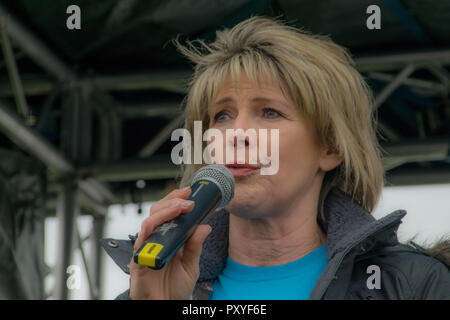 Ruth Langsford beginnt das Epsom Speicher mit Hilfe der Alzheimer Gesellschaft im Epsom Downs Racecourse Spaziergang auf einem nassen und windigen Tag. Ruth, dessen Vater starb im Jahr 2012 an der Krankheit, sagte: "Dies ist eine Ursache nah an meinem Herzen, weil ich meinen Vater Alzheimer verloren und ich weiß, wie verheerend die Bedingung ist für diejenigen bestimmt und ihre Familien. Ich bin zu Fuß in liebevoller Erinnerung an meinen Papa, den ich jeden Tag vermissen." Sie fügte hinzu: "Ich bin so glücklich in der epsom Speicher zu nehmen Zu Fuß für Alzheimer Gesellschaft" Mit: Ruth Langsford Wo: Epsom, Großbritannien Wann: 23 Sep 2018 Credit: Paul Taylor/WANN Stockfoto