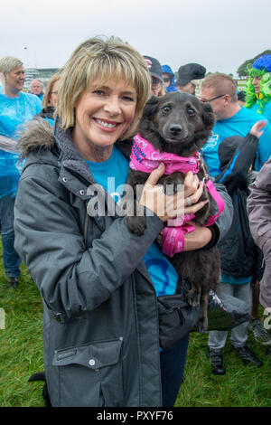 Ruth Langsford beginnt das Epsom Speicher mit Hilfe der Alzheimer Gesellschaft im Epsom Downs Racecourse Spaziergang auf einem nassen und windigen Tag. Ruth, dessen Vater starb im Jahr 2012 an der Krankheit, sagte: "Dies ist eine Ursache nah an meinem Herzen, weil ich meinen Vater Alzheimer verloren und ich weiß, wie verheerend die Bedingung ist für diejenigen bestimmt und ihre Familien. Ich bin zu Fuß in liebevoller Erinnerung an meinen Papa, den ich jeden Tag vermissen." Sie fügte hinzu: "Ich bin so glücklich in der epsom Speicher zu nehmen Zu Fuß für Alzheimer Gesellschaft" Mit: Ruth Langsford Wo: Epsom, Großbritannien Wann: 23 Sep 2018 Credit: Paul Taylor/WANN Stockfoto