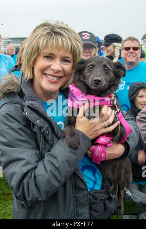 Ruth Langsford beginnt das Epsom Speicher mit Hilfe der Alzheimer Gesellschaft im Epsom Downs Racecourse Spaziergang auf einem nassen und windigen Tag. Ruth, dessen Vater starb im Jahr 2012 an der Krankheit, sagte: "Dies ist eine Ursache nah an meinem Herzen, weil ich meinen Vater Alzheimer verloren und ich weiß, wie verheerend die Bedingung ist für diejenigen bestimmt und ihre Familien. Ich bin zu Fuß in liebevoller Erinnerung an meinen Papa, den ich jeden Tag vermissen." Sie fügte hinzu: "Ich bin so glücklich in der epsom Speicher zu nehmen Zu Fuß für Alzheimer Gesellschaft" Mit: Ruth Langsford Wo: Epsom, Großbritannien Wann: 23 Sep 2018 Credit: Paul Taylor/WANN Stockfoto