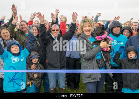 Ruth Langsford beginnt das Epsom Speicher mit Hilfe der Alzheimer Gesellschaft im Epsom Downs Racecourse Spaziergang auf einem nassen und windigen Tag. Ruth, dessen Vater starb im Jahr 2012 an der Krankheit, sagte: "Dies ist eine Ursache nah an meinem Herzen, weil ich meinen Vater Alzheimer verloren und ich weiß, wie verheerend die Bedingung ist für diejenigen bestimmt und ihre Familien. Ich bin zu Fuß in liebevoller Erinnerung an meinen Papa, den ich jeden Tag vermissen." Sie fügte hinzu: "Ich bin so glücklich in der epsom Speicher zu nehmen Zu Fuß für Alzheimer Gesellschaft" Mit: Ruth Langsford Wo: Epsom, Großbritannien Wann: 23 Sep 2018 Credit: Paul Taylor/WANN Stockfoto