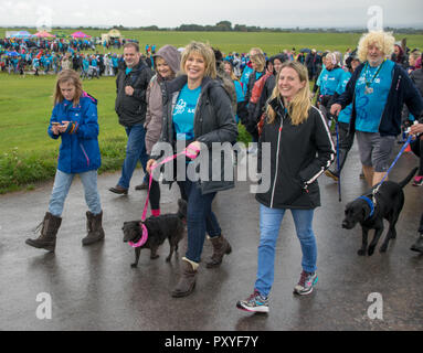 Ruth Langsford beginnt das Epsom Speicher mit Hilfe der Alzheimer Gesellschaft im Epsom Downs Racecourse Spaziergang auf einem nassen und windigen Tag. Ruth, dessen Vater starb im Jahr 2012 an der Krankheit, sagte: "Dies ist eine Ursache nah an meinem Herzen, weil ich meinen Vater Alzheimer verloren und ich weiß, wie verheerend die Bedingung ist für diejenigen bestimmt und ihre Familien. Ich bin zu Fuß in liebevoller Erinnerung an meinen Papa, den ich jeden Tag vermissen." Sie fügte hinzu: "Ich bin so glücklich in der epsom Speicher zu nehmen Zu Fuß für Alzheimer Gesellschaft" Mit: Ruth Langsford Wo: Epsom, Großbritannien Wann: 23 Sep 2018 Credit: Paul Taylor/WANN Stockfoto