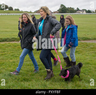 Ruth Langsford beginnt das Epsom Speicher mit Hilfe der Alzheimer Gesellschaft im Epsom Downs Racecourse Spaziergang auf einem nassen und windigen Tag. Ruth, dessen Vater starb im Jahr 2012 an der Krankheit, sagte: "Dies ist eine Ursache nah an meinem Herzen, weil ich meinen Vater Alzheimer verloren und ich weiß, wie verheerend die Bedingung ist für diejenigen bestimmt und ihre Familien. Ich bin zu Fuß in liebevoller Erinnerung an meinen Papa, den ich jeden Tag vermissen." Sie fügte hinzu: "Ich bin so glücklich in der epsom Speicher zu nehmen Zu Fuß für Alzheimer Gesellschaft" Mit: Ruth Langsford Wo: Epsom, Großbritannien Wann: 23 Sep 2018 Credit: Paul Taylor/WANN Stockfoto