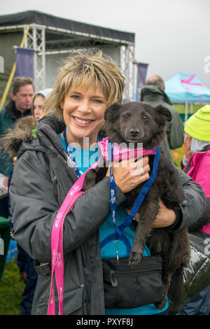 Ruth Langsford beginnt das Epsom Speicher mit Hilfe der Alzheimer Gesellschaft im Epsom Downs Racecourse Spaziergang auf einem nassen und windigen Tag. Ruth, dessen Vater starb im Jahr 2012 an der Krankheit, sagte: "Dies ist eine Ursache nah an meinem Herzen, weil ich meinen Vater Alzheimer verloren und ich weiß, wie verheerend die Bedingung ist für diejenigen bestimmt und ihre Familien. Ich bin zu Fuß in liebevoller Erinnerung an meinen Papa, den ich jeden Tag vermissen." Sie fügte hinzu: "Ich bin so glücklich in der epsom Speicher zu nehmen Zu Fuß für Alzheimer Gesellschaft" Mit: Ruth Langsford Wo: Epsom, Großbritannien Wann: 23 Sep 2018 Credit: Paul Taylor/WANN Stockfoto