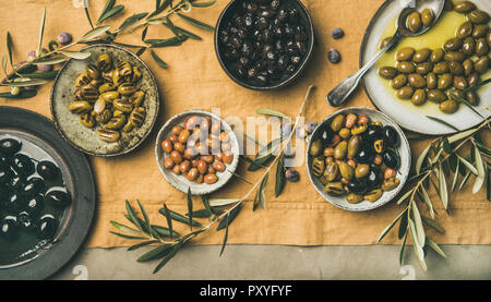 Flachbild-lay der Mediterranen eingelegte Oliven auf Teller und Schalen Stockfoto