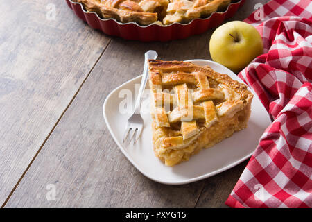 Hausgemachten Apfelkuchen Slice auf hölzernen Tisch Stockfoto