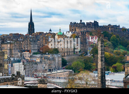 Blick auf die Skyline von Edinburgh in Richtung der Altstadt, die Hügel und das Edinburgh Castle, Schottland, Großbritannien. Stockfoto