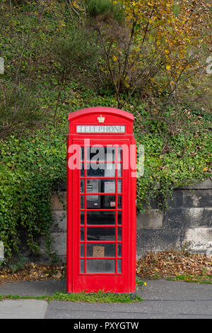 Eine einzelne Vorlage alte rote Telefonzelle. Stockfoto
