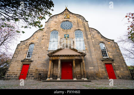 Die Außenseite des Canongate Kirk auf der Royal Mile (Hohe Straße) in der Altstadt von Edinburgh, Schottland, Großbritannien Stockfoto