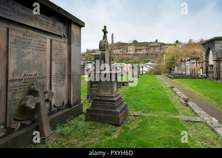 Friedhof von Canongate Kirk auf der Royal Mile (Hohe Straße) in der Altstadt von Edinburgh, Schottland, Großbritannien Stockfoto