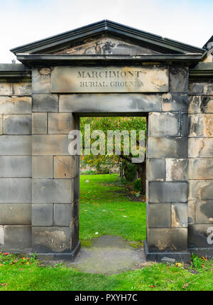 Friedhof von Canongate Kirk auf der Royal Mile (Hohe Straße) in der Altstadt von Edinburgh, Schottland, Großbritannien Stockfoto