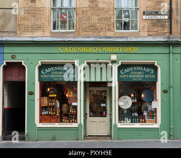 Außenansicht von cadenheads Whisky Shop auf der Royal Mile bei Canongate in der Altstadt von Edinburgh, Schottland, Großbritannien Stockfoto